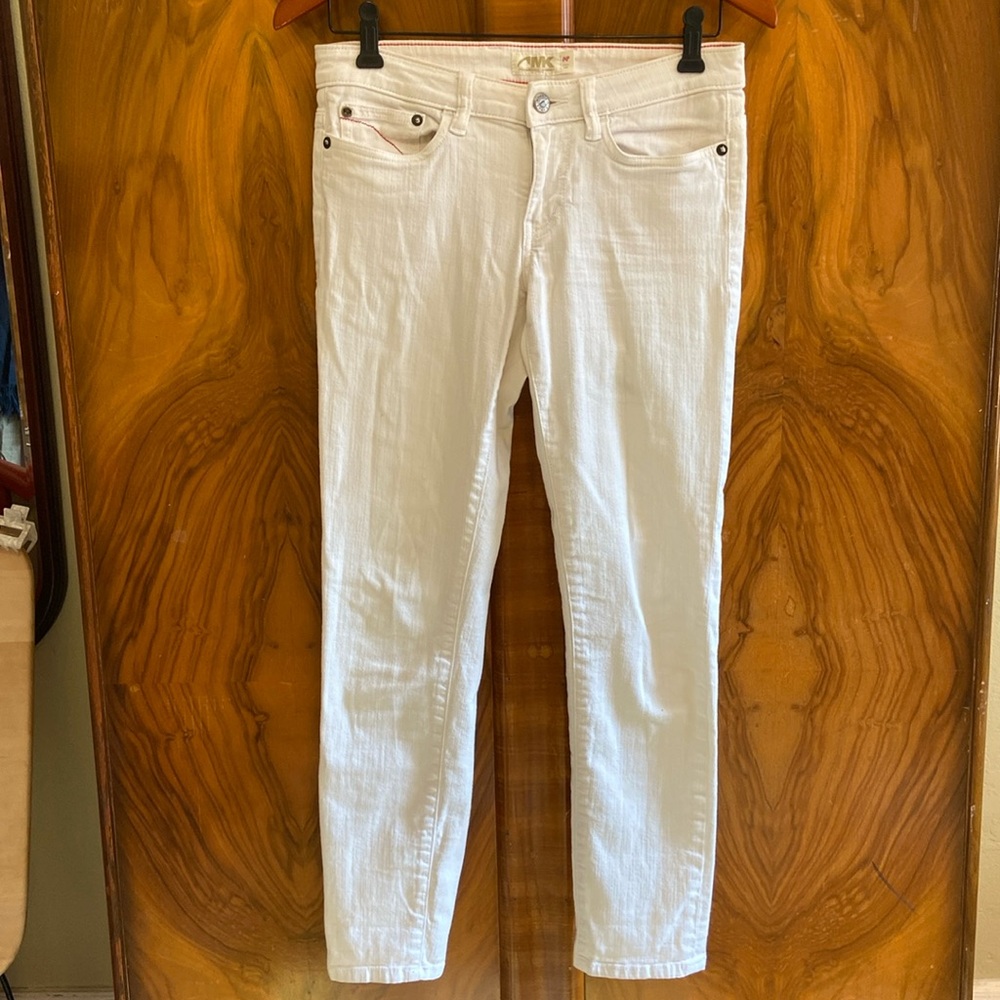 MK Mountain Jeans Jackson Hole WY: White, size 0, petite.  Classic Fit Low Rise.
